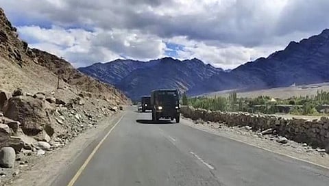 ಲೇಹ್ ನಲ್ಲಿ ಭಾರತೀಯ ಸೇನಾಪಡೆಯ ಬೆಂಗಾವಲು ವಾಹನ