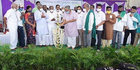 ತೆಂಗು ಸಂಸ್ಕರಣಾ ಘಟಕ ಉದ್ಘಾಟಿಸುತ್ತಿರುವ ಸುರೇಶ್ ಕುಮಾರ್