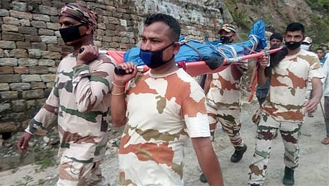 ಶವವನ್ನು ಹೊತ್ತಿರುವ ಐಟಿಬಿಪಿ ಸಿಬ್ಬಂದಿ