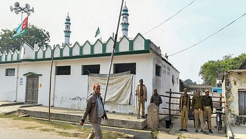 ಅಯೋಧ್ಯೆಯ ಮಸೀದಿಯೊಂದರ ಮುಂದೆ ಕಳೆದ ವರ್ಷ ಪೊಲೀಸರ ಸರ್ಪಗಾವಲು
