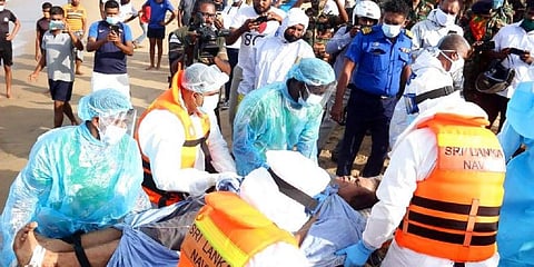 ಅಗ್ನಿ ಅವಘಡದಲ್ಲಿ ಗಾಯಗೊಂಡ ವ್ಯಕ್ತಿಯನ್ನು ರಕ್ಷಣೆ ಮಾಡುತ್ತಿರುವ ಸಿಬ್ಬಂದಿಗಳು