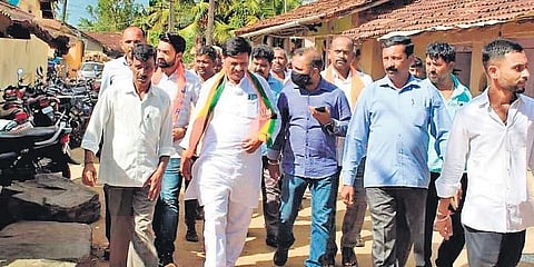 ಹಾನಗಲ್ ನಲ್ಲಿ ಪ್ರಚಾರ ನಡೆಸುತ್ತಿರುವ ಬಿಜೆಪಿ ಅಭ್ಯರ್ಥಿ ಶಿವರಾಜ ಸಜ್ಜನರ.