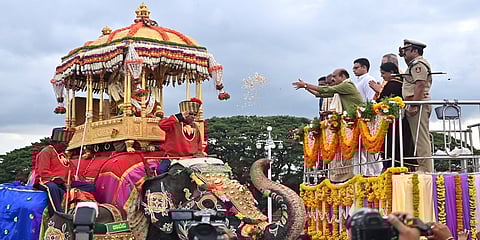 ಚಾಮುಂಡೇಶ್ವರಿ ದೇವಿಗೆ ಪುಷ್ಪಾರ್ಚನೆ ಮಾಡುತ್ತಿರುವ ಮುಖ್ಯಮಂತ್ರಿ ಬೊಮ್ಮಾಯಿ ಮತ್ತಿತರರು