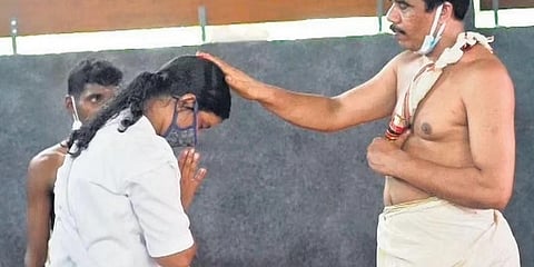 ತರಬೇತಿ ಪಡೆದ ಮಹಿಳಾ ಅರ್ಚಕಿಗೆ ದೀಕ್ಷೆ ನೀಡುತ್ತಿರುವ ಸುಭಾಷ್ ತಂತ್ರಿಯವರು