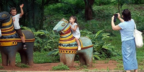 ಬಾಲಭವನದಲ್ಲಿ ಪ್ರವಾಸಿಗರು ಫೋಟೋ ತೆಗೆದುಕೊಳ್ಳುತ್ತಿರುವುದು.