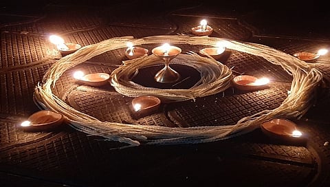 ದೀಪಾವಳಿಗೆ ಅಡಿಕೆ ಮರದ ಸಿಂಗಾರ ಮತ್ತು ದೀಪಗಳಿಂದ ಅಲಂಕಾರ