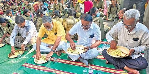 ಕಲಬುರಗಿ ಶಾಲೆಯಲ್ಲಿ ಬಿಸಿಯೂಟ ಸವಿಯುತ್ತಿರುವ ಸಚಿವ ಬಿ.ಸಿ.ನಾಗೇಶ್