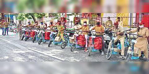 ಇ-ಬೈಕ್ ನಲ್ಲಿ ಅಂಚೆ ಸಿಬ್ಬಂದಿ