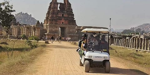 ಹಂಪಿಯ ವಿಟ್ಠಲ ದೇವಾಲಯದ ಬಳಿ ಇರುವ ಪ್ರವಾಸಿಗರು.