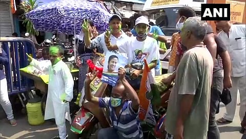 ಮಮತಾ ಬ್ಯಾನರ್ಜಿ ನಿವಾಸದ ಹೊರಗೆ ಅಭಿಮಾನಿಗಳ ಸಂಭ್ರಮ