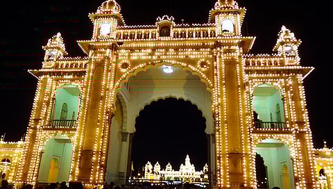 ಮೈಸೂರು ಅರಮನೆಯ ಝಗಮಗಿಸುವ ದೀಪದ ಅಲಂಕಾಲ
