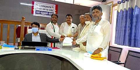 ಕಾಂಗ್ರೆಸ್ ಅಭ್ಯರ್ಥಿ ನಾಮಪತ್ರ ಸಲ್ಲಿಕೆ ವೇಳೆ ಡಿಕೆ ಶಿವಕುಮಾರ್