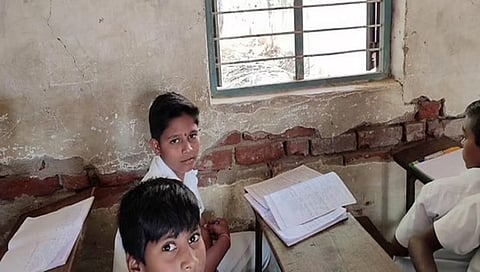 ಶಿಥಿಲಗೊಂಡ ತರಗತಿಯೊಳಗೆ ವಿದ್ಯಾರ್ಥಿಗಳು
