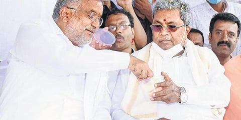 ಒಂದೇ ವೇದಿಕೆಯಲ್ಲಿ ಜೆಡಿಎಸ್ ಶಾಸಕ ಜಿಟಿ ದೇವೇಗೌಡ ಹಾಗೂ ಸಿದ್ದರಾಮಯ್ಯ ಇರುವುದು.