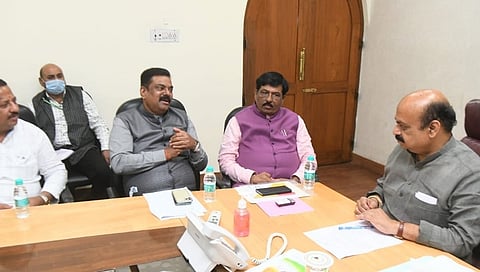 ಸಿಎಂ ಬೊಮ್ಮಾಯಿ ಜೊತೆಗೆ ಮಾತುಕತೆ ನಡೆಸುತ್ತಿರುವ ಕೇಂದ್ರ ಸಚಿವ ಕಪಿಲ್ ಮೊರೇಶ್ವರ ಪಾಟೀಲ್