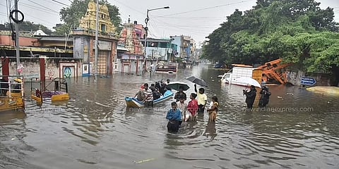 ಮಳೆಯ ತೀವ್ರತೆಗೆ ಜಲಾವೃತಗೊಂಡಿರುವ ರಸ್ತೆಗಳು