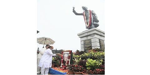 ಮುಖ್ಯಮಂತ್ರಿ ಬಸವರಾಜ ಬೊಮ್ಮಾಯಿ ಅವರು ಇಂದು ಮಾಜಿ ಪ್ರಧಾನಿ ದಿವಂಗತ ಪಂಡಿತ್ ಜವಾಹರಲಾಲ್ ನೆಹರೂ ಅವರ 132 ನೇ ವರ್ಷದ ಜನ್ಮದಿನಾಚರಣೆ ಅಂಗವಾಗಿ ನೆಹರು ಪುತ್ತಳಿಗೆ ಮಾಲಾರ್ಪಣೆ ಮಾಡಿದರು.