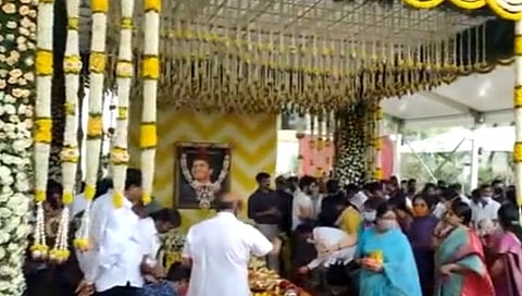 ಹಾಲು ತುಪ್ಪ ಕಾರ್ಯ ನೆರವೇರಿಸುತ್ತಿರುವ ಪುನೀತ್ ಕುಟುಂಬಸ್ಥರು