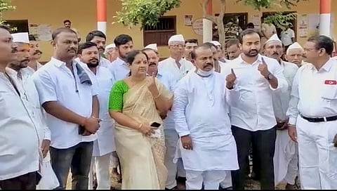 ಬಿಜೆಪಿ ಅಭ್ಯರ್ಥಿ ರಮೇಶ್ ಭೂಸನೂರ ಮತ ಚಲಾಯಿಸಿದ ಸಂದರ್ಭ