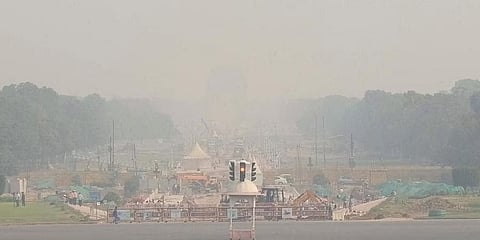 ನವದೆಹಲಿಯ ರಾಜಪಥ ಮಾರ್ಗದಲ್ಲಿ ಹೊಗೆ ಆವರಿಸಿರುವ ಚಿತ್ರ