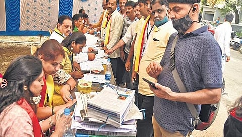 ಬೆಂಗಳೂರಿನ ಕನ್ನಡ ಸಾಹಿತ್ಯ ಪರಿಷತ್ ಗೆ ನಡೆದ ಚುನಾವಣೆಯಲ್ಲಿ ಮತದಾರರು ಬಂದು ಹಕ್ಕು ಚಲಾಯಿಸಿದ ಸಂದರ್ಭ