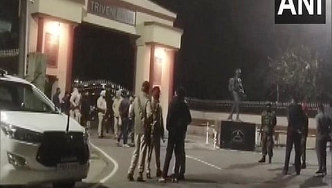 ಸ್ಫೋಟ ಸಂಭವಿಸಿದ ಸ್ಥಳದಲ್ಲಿರುವ ಪೊಲೀಸರು, ಭದ್ರತಾ ಸಿಬ್ಬಂದಿಗಳು.