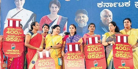 ತುಮಕೂರಿನಲ್ಲಿ ಅಡುಗೆ ಅನಿಲ ಬೆಲೆ ಗಗನಕ್ಕೇರಿರುವುದನ್ನು ಖಂಡಿಸಿ ಕಾಂಗ್ರೆಸ್ ಮಹಿಳಾ ಘಟಕದ ಸದಸ್ಯರು ಪ್ರತಿಭಟನೆ ನಡೆಸಿದರು