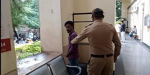 ಪೊಲೀಸರು ಪ್ರತಿಭಟನಾಕಾರರನ್ನು ತಡೆಯಲು ಯತ್ನಿಸುತ್ತಿರುವ ಚಿತ್ರ