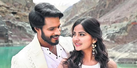 ಚಿತ್ರದಲ್ಲಿ ನಿಖಿಲ್ ಕುಮಾರಸ್ವಾಮಿ ಹಾಗೂ ಕಶ್ಮೀರ ಪರದೇಶಿ