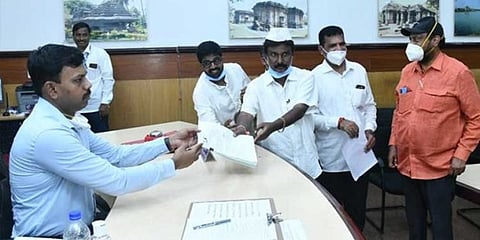 ಲಖನ್ ಜಾರಕಿಹೊಳಿ ನಾಮಪತ್ರ ಸಲ್ಲಿಕೆ