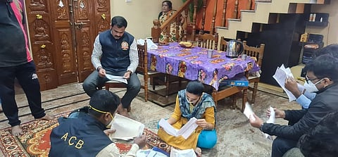 ಎಸಿಬಿ ಅಧಿಕಾರಿಗಳು ಮತ್ತು ಸಿಬ್ಬಂದಿಯಿಂದ ದಾಖಲೆಗಳ ಪರಿಶೀಲನೆ ಹಾಗೂ ತೀವ್ರ ಶೋಧ