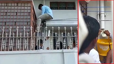 ಶಾಂತಗೌಡ ಬಿರಾದಾರ್ ಮನೆಯಲ್ಲಿ ಪೈಪ್ ಲೈನ್ ನಲ್ಲಿ ನೋಟಿನ ಕಂತೆಯನ್ನು ಹೊರತೆಗೆಯುತ್ತಿರುವುದು