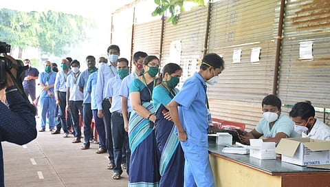 ಕೋವಿಡ್ ಪರೀಕ್ಷೆಗೆ ಒಳಗಾಗುತ್ತಿರುವ ಜನರು