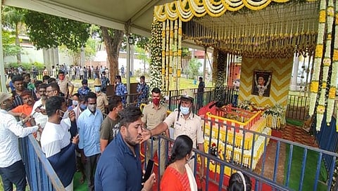 ಕಂಠೀರವ ಸ್ಟುಡಿಯೊದಲ್ಲಿರುವ ಅಪ್ಪು ಸಮಾಧಿ ಬಳಿ ಸೇರಿದ್ದ ಅಭಿಮಾನಿಗಳು(ಸಂಗ್ರಹ ಚಿತ್ರ)