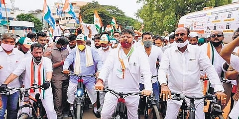 ಬೆಲೆ ಏರಿಕೆ ವಿರುದ್ಧ ಈ ಹಿಂದೆ ಕಾಂಗ್ರೆಸ್ ನಾಯಕರು ನಡೆಸಿದ್ದ ಪ್ರತಿಭಟನೆಯ ಚಿತ್ರ.