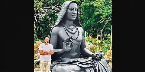 ಶಂಕರಾಚಾರ್ಯ ಪುತ್ಥಳಿ ಬಳಿ ನಿಂತಿರುವ ಮೈಸೂರು ಶಿಲ್ಪಿ ಅರುಣ್ ಯೋಗಿರಾಜ್.