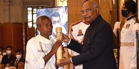 ಪದ್ಮಶ್ರೀ ಪ್ರಶಸ್ತಿ ಸ್ವೀಕರಿಸುತ್ತಿರುವ ಹಾಜಬ್ಬ