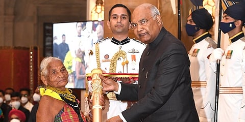 ರಾಷ್ಟ್ರಪತಿ ಭವನದಲ್ಲಿ ಪದ್ಮ ಪ್ರಶಸ್ತಿ ಸ್ವೀಕರಿಸುತ್ತಿರುವ ತುಳಸಿ ಗೌಡ