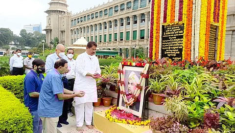 ವಿಧಾನಸೌಧ ಮುಂಬಾಗ ನಡೆದ ಕೆಂಗಲ್ ಹನುಮಂತಯ್ಯ 41ನೇ ಪುಣ್ಯತಿಥಿ ಆಚರಣೆ