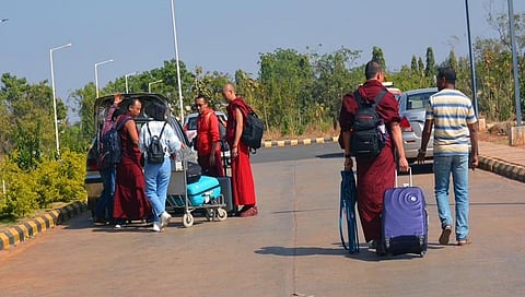 ಹುಬ್ಬಳ್ಳಿ ವಿಮಾನ ನಿಲ್ದಾಣ ಆವರಣದಲ್ಲಿ ಪ್ರಯಾಣಿಕರು