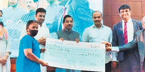 ಆಯ್ದ ಫಲಾನುಭವಿಗಳಿಗೆ ಚೆಕ್ ವಿತರಿಸಿದ ಕೇಂದ್ರ ಸಚಿವ ಪ್ರಹ್ಲಾದ್ ಜೋಶಿ