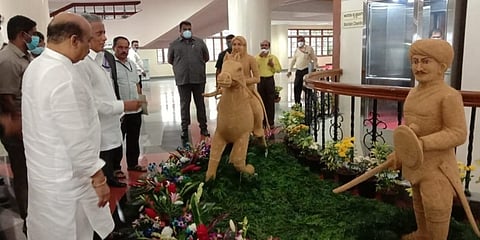 ಪ್ರತಿಮೆಗಳನ್ನು ವೀಕ್ಷಿಸುತ್ತಿರುವ ಸಿಎಂ