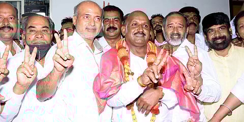 ಗೆಲುವಿನ ಸಂಭ್ರಮದಲ್ಲಿ ಜೆಡಿಎಸ್ ನ ಮಂಜೇಗೌಡ
