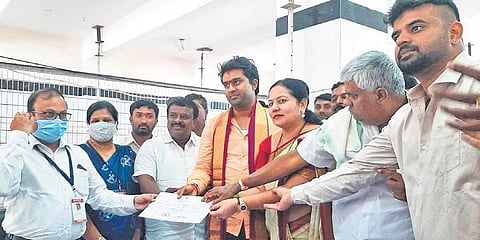 ಮಂಗಳವಾರ ಹಾಸನದಲ್ಲಿ ಜೆಡಿಎಸ್ ಅಭ್ಯರ್ಥಿ ಸೂರಜ್ ರೇವಣ್ಣ ಗೆಲುವು ಸಾಧಿಸಿದ ಬಳಿಕ ಜಿಲ್ಲಾಧಿಕಾರಿ ಅವರಿಂದ ಪ್ರಮಾಣ ಪತ್ರ ಸ್ವೀಕರಿಸಿದರು. ಈ ವೇಳೆ ಸಹೋದರ ಹಾಗೂ ಸಂಸದ ಪ್ರಜ್ವಲ್ ಕೂಡ ಸೂರಜ್ ಜೊತೆಗಿದ್ದರು.