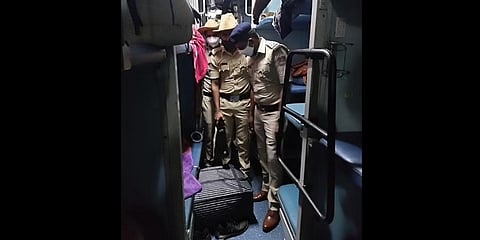 ರೈಲಿನಲ್ಲಿ ತಪಾಸಣೆ