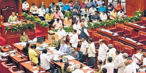 ವಿಧಾನಪರಿಷತ್ತಿನಲ್ಲಿ ಕಾಂಗ್ರೆಸ್ ಸದಸ್ಯರ ಪ್ರತಿಭಟನೆಯ ಚಿತ್ರ