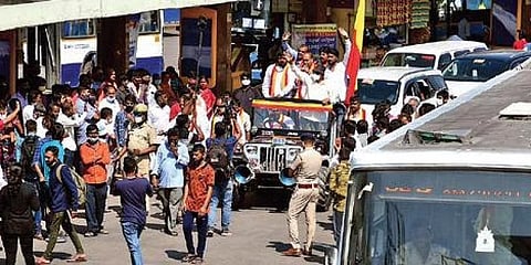ಕನ್ನಡ ವಾಟಾಳ್ ಪಕ್ಷದ ನಾಯಕ ವಾಟಾಳ್ ನಾಗರಾಜ್ ನೇತೃತ್ವದ ಕಾರ್ಯಕರ್ತರು ಡಿಸೆಂಬರ್ 26, 2021 ರ ಭಾನುವಾರದಂದು ಬೆಂಗಳೂರಿನಲ್ಲಿ ಡಿಸೆಂಬರ್ 31 ರಂದು ಕರೆ ನೀಡಿರುವ ಕರ್ನಾಟಕ ಬಂದ್ಗೆ ಬೆಂಬಲ ನೀಡುವಂತೆ ಜನರಲ್ಲಿ ಮನವಿ ಮಾಡಿಕೊಂಡರು.