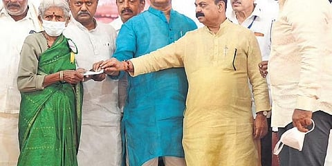 ಮುಖ್ಯಮಂತ್ರಿ ಬಸವರಾಜ ಬೊಮ್ಮಾಯಿ ಅವರು ಸೋಮವಾರ ಬೆಂಗಳೂರಿನಲ್ಲಿ ಫಲಾನುಭವಿಗೆ ಪರಿಹಾರದ ಚೆಕ್ ಹಸ್ತಾಂತರಿಸಿದರು.