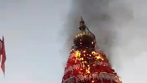 ರಥಕ್ಕೆ ಬೆಂಕಿ ಹೊತ್ತಿಕೊಂಡಿರುವುದು