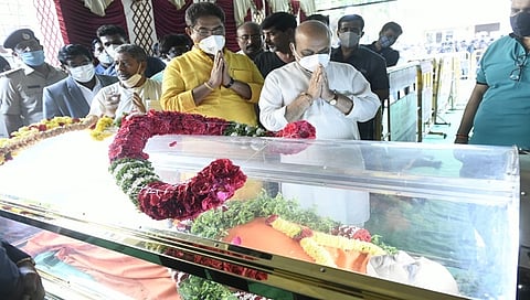 ಹಿರಿಯ ನಟ ಶಿವರಾಂ ಅವರ ಅಂತಿಮ ದರ್ಶನ ಪಡೆದ ಸಿಎಂ ಬಸವರಾಜ ಬೊಮ್ಮಾಯಿ, ಕಂದಾಯ ಸಚಿವ ಆರ್ ಅಶೋಕ್